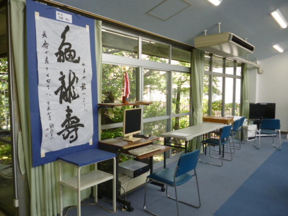ホール内にある休憩コーナーおよびパソコンです。