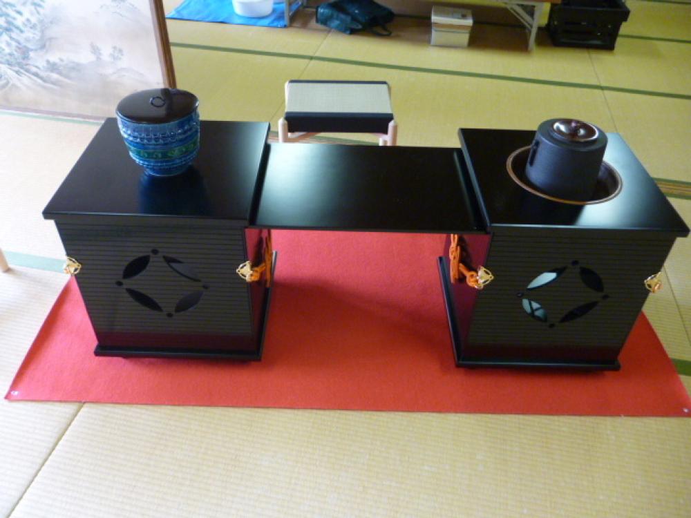 当センターへ寄贈されました茶道具一式(御園棚一式)