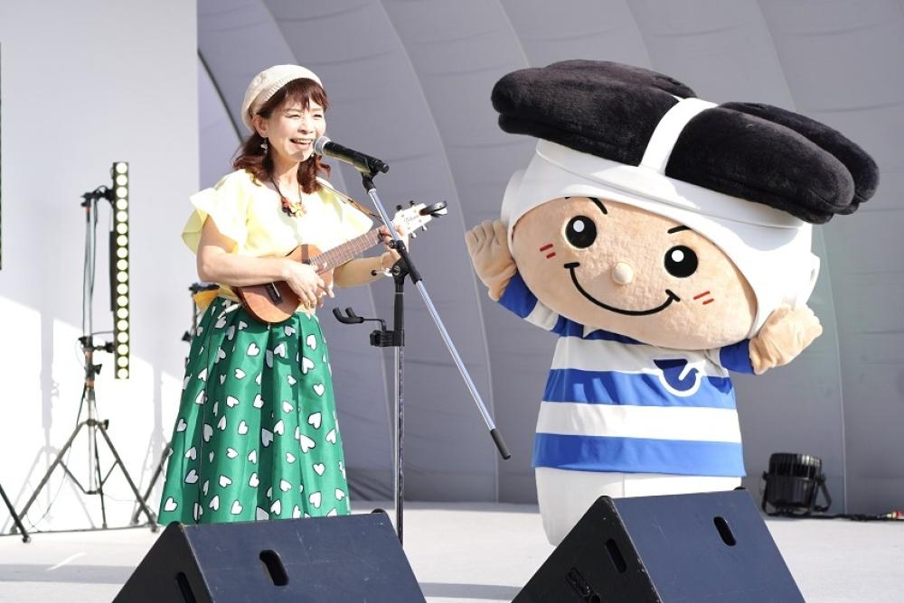 トライくんと山野さと子さん(ステージで曲を披露する)