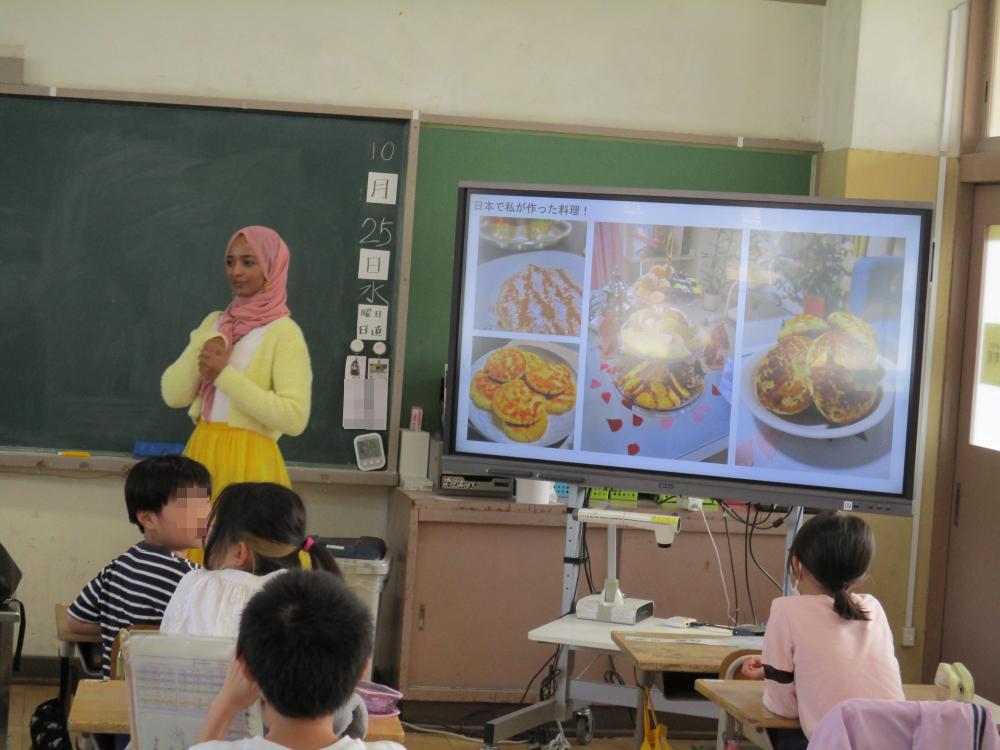 モロッコの料理を子どもたちに紹介している様子