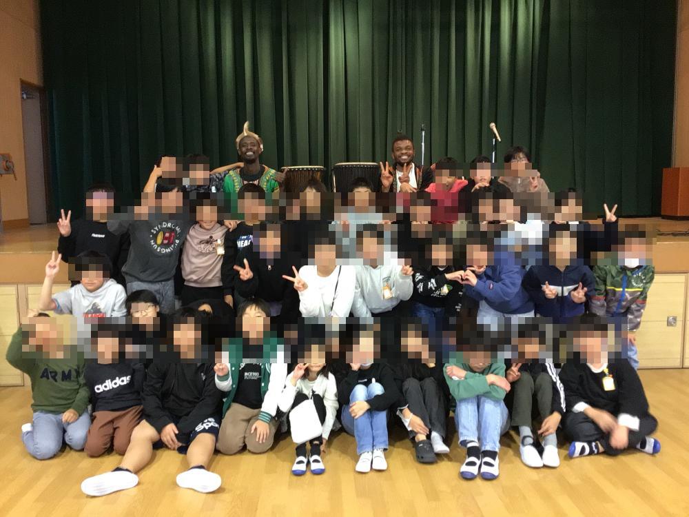 子どもたちと交流する講師⑮