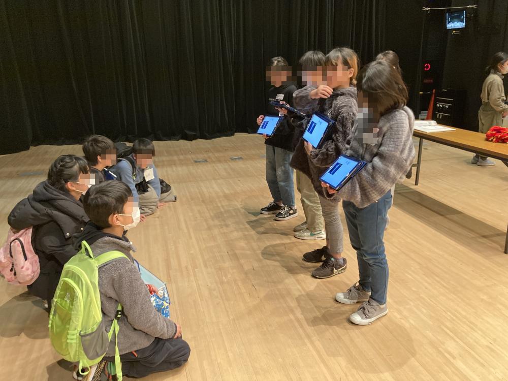 発表する子どもたちと熱心に話を聞く子どもたち