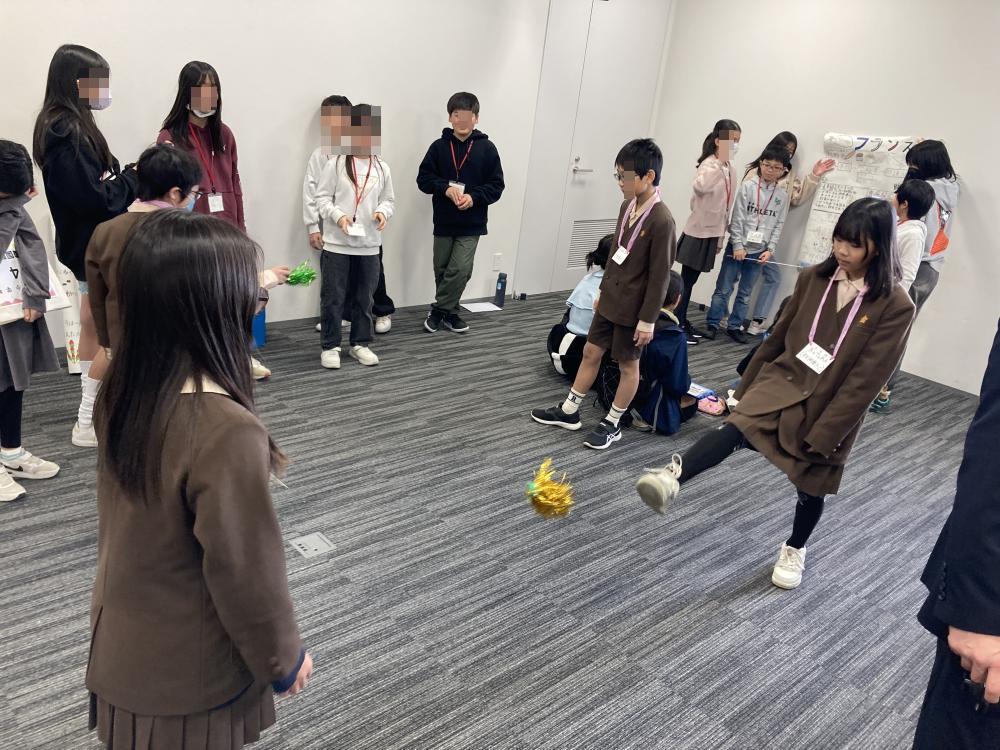 外国の遊びを楽しむ子どもたち