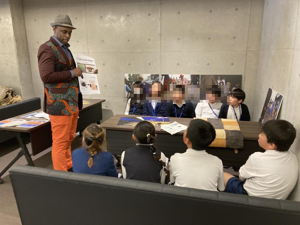 外国の文化紹介を聞く子どもたち
