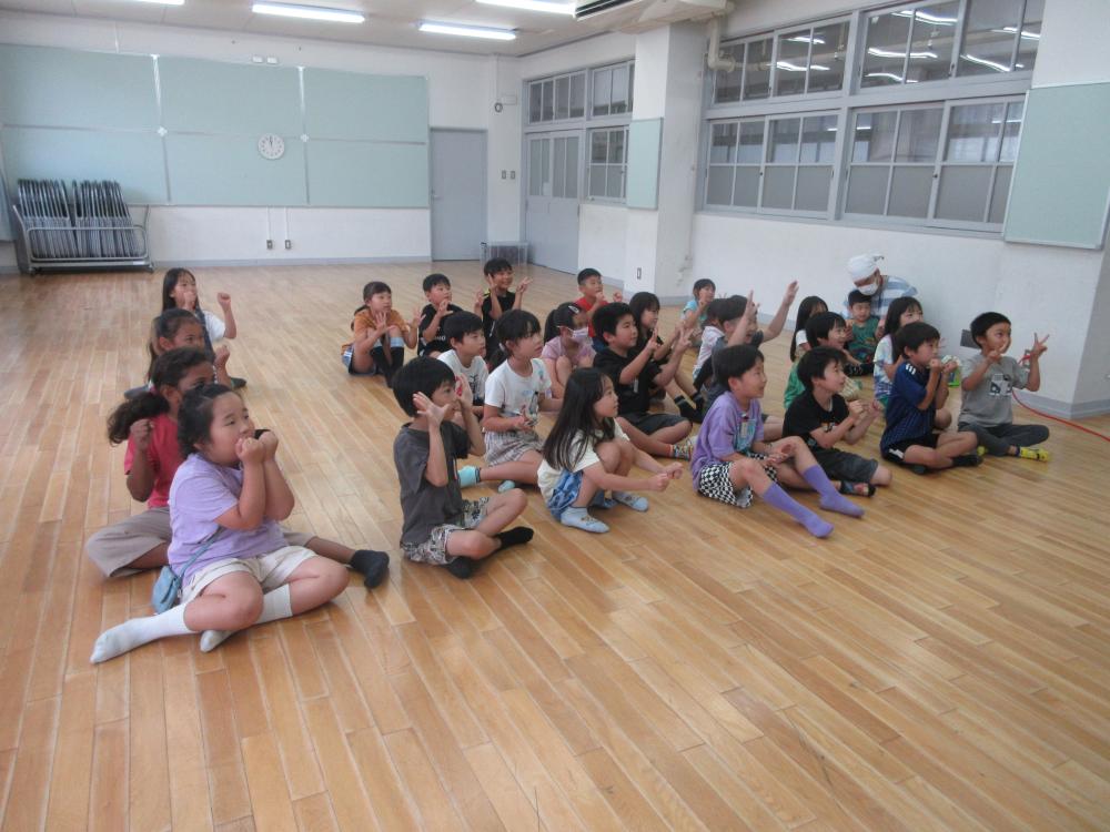 子どもと交流する講師の様子⑫