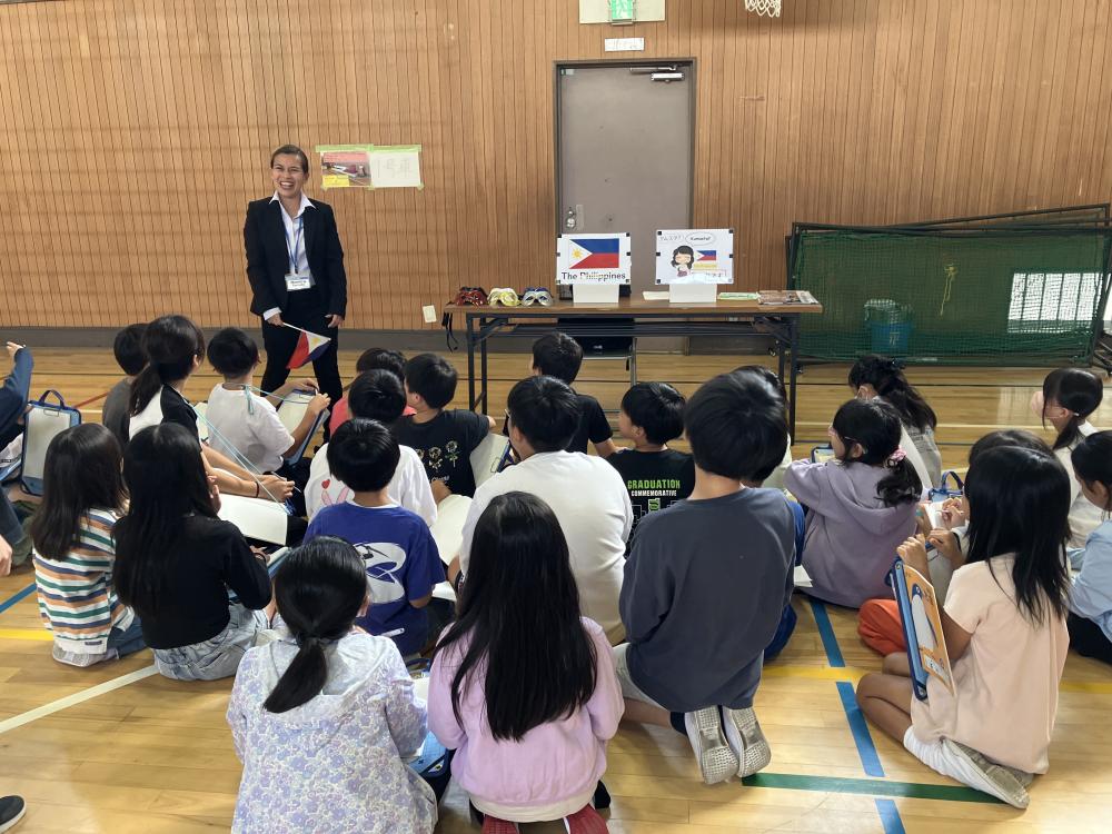 子どもたちと交流する講師⑯