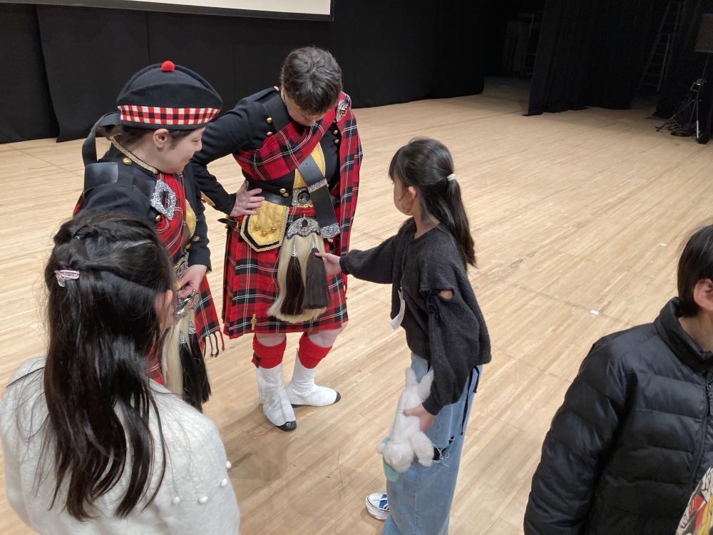 全体シンポジウム講師と交流する子どもたち