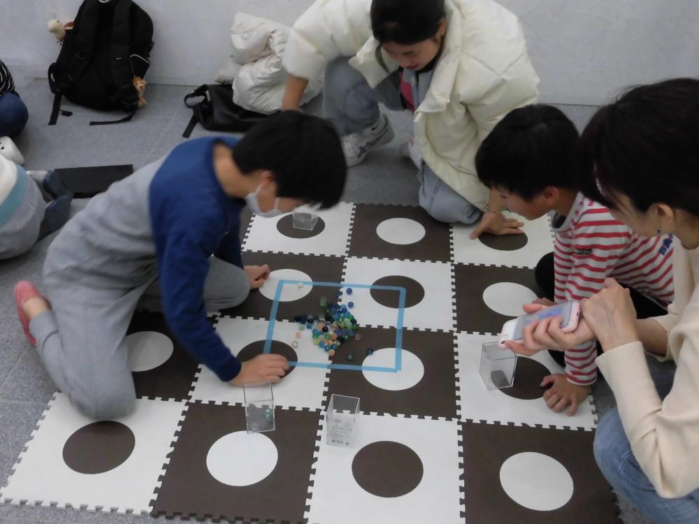 東南アジアの遊びに熱中する子どもたち